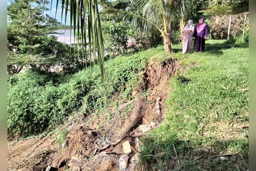 Hakisan sungai sejak tiga tahun lalu mengakibatkan rintuhan tanah di kawasan belakang rumah penduduk.