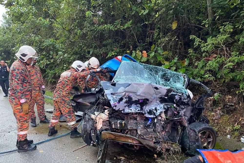 Anggota bomba dan penyelamat mengeluarkan mangsa yang tersepit dalam nahas dua kenderaan di Kota Tinggi pada pagi Isnin. - Foto: Bomba