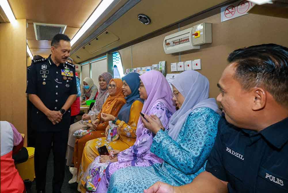 Mohd Yusri (kiri) beramah mesra dengan warga IPK Perak yang menjalani saringan kesihatan pada program Healthy Eating Active Living (H.E.A.L) di Ipoh pada Isnin.