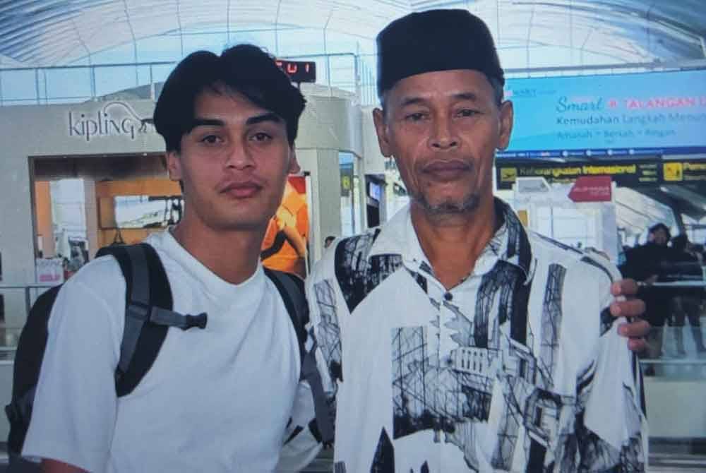 Muhamad Sadam dan bapanya bergambar di Lapangan Terbang Antarabangsa Kualanamu, Medan Indonesia.