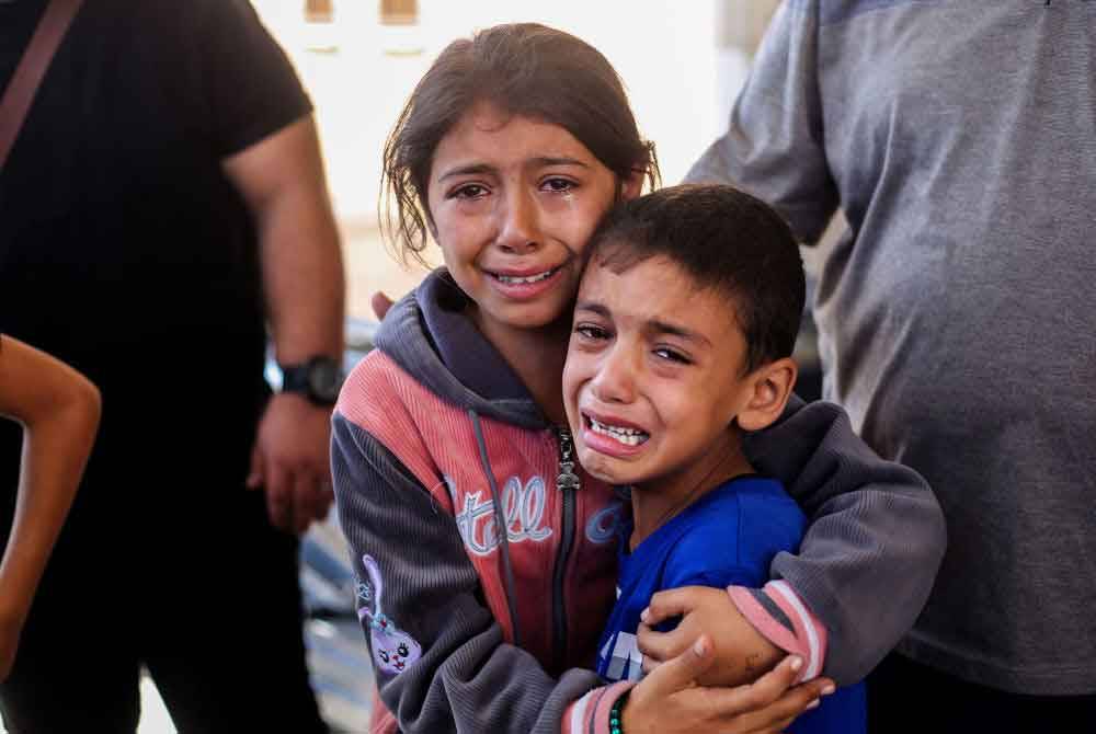 Kanak-kanak di Gaza telah kehilangan ibu atau bapa atau kedua-duanya sejak 7 Oktober lalu iaitu hari pertama Israel memulakan operasi ketenteraan di Semenanjung Gaza. - Foto: Agensi