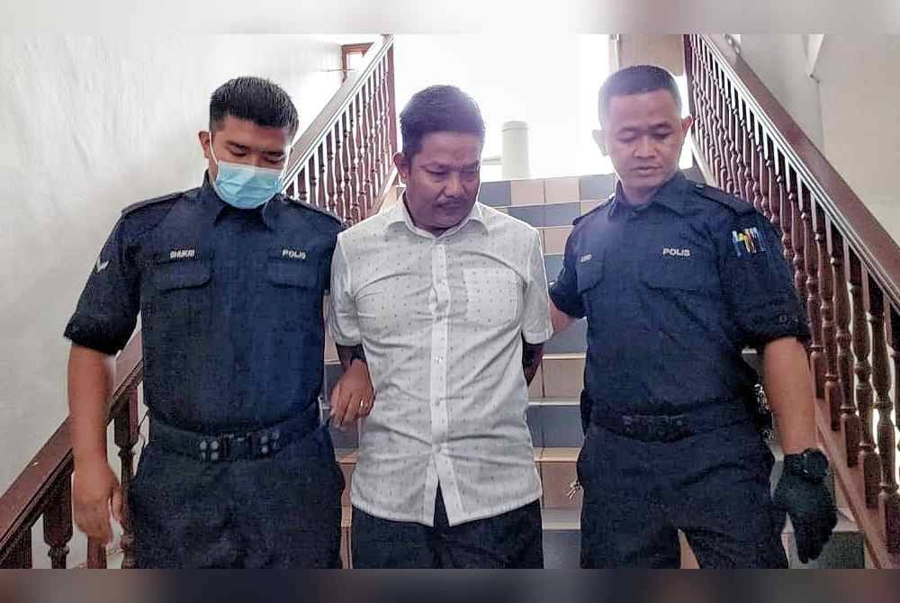 Abdul Razak (tengah) ketika dibawa keluar dari Mahkamah Majistret di sini, pada Isnin.