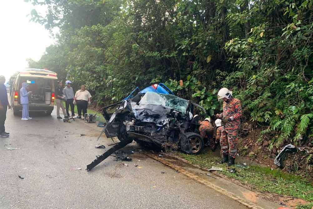 Kemalangan dua kereta mengakibatkan tiga nyawa terkorban di Kilometer 48.8 Jalan Sungai Rengit-Kota Tinggi, Kota Tinggi pada Isnin.