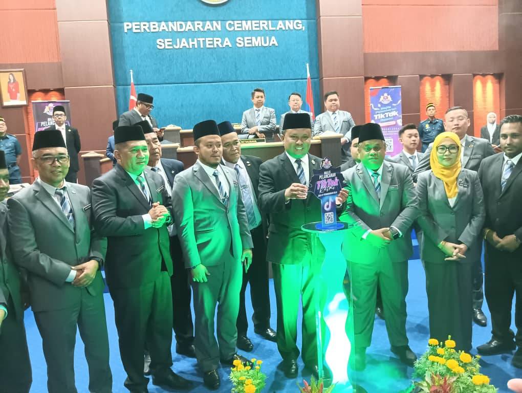 Mohd Fahmi (tengah) ketika melakukan gimik Majlis Pelancaran Aplikasi TikTok MPKu di Dewan Persidangan MPKu pada Isnin.