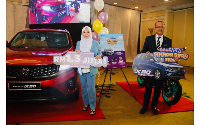 YBhg. Datuk Norliza Abdul Rahim, Pengerusi PTPTN (kiri) bersama YBrs. Encik Ahmad Dasuki Abdul Majid, Ketua Eksekutif PTPTN (kanan) bergambar bersama hadiah utama Cabutan Tahunan Kategori Platinum, Cabutan WOW! Simpan SSPN 2024.