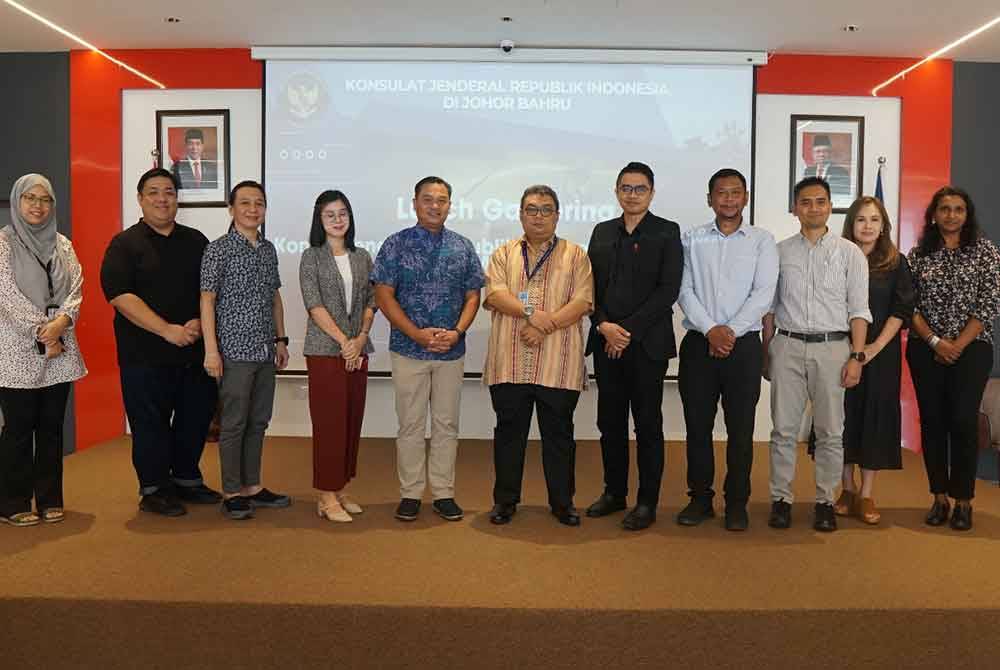 Sigit (tengah) bersama warga media Johor di Konsulat Jenderal Republik Indonesia di Johor Bahru pada Isnin.