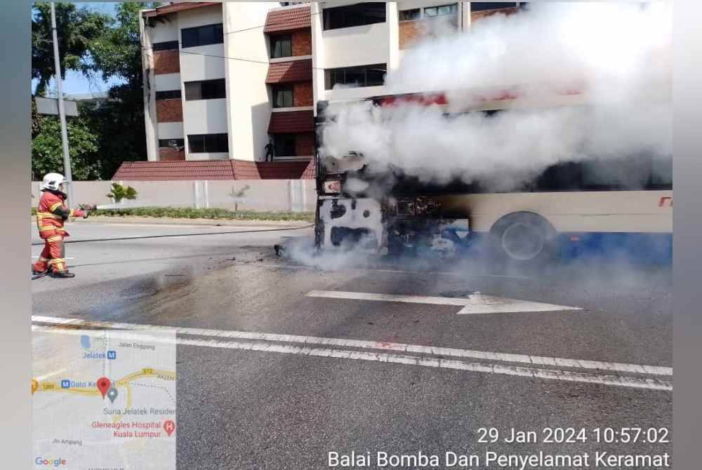 Anggota bomba sedang memadam kebakaran sebuah bas Rapid KL yang membawa enam penumpang di hadapan sebuah pusat membeli-belah di Jalan Ampang pada Isnin. Foto JBPM Keramat