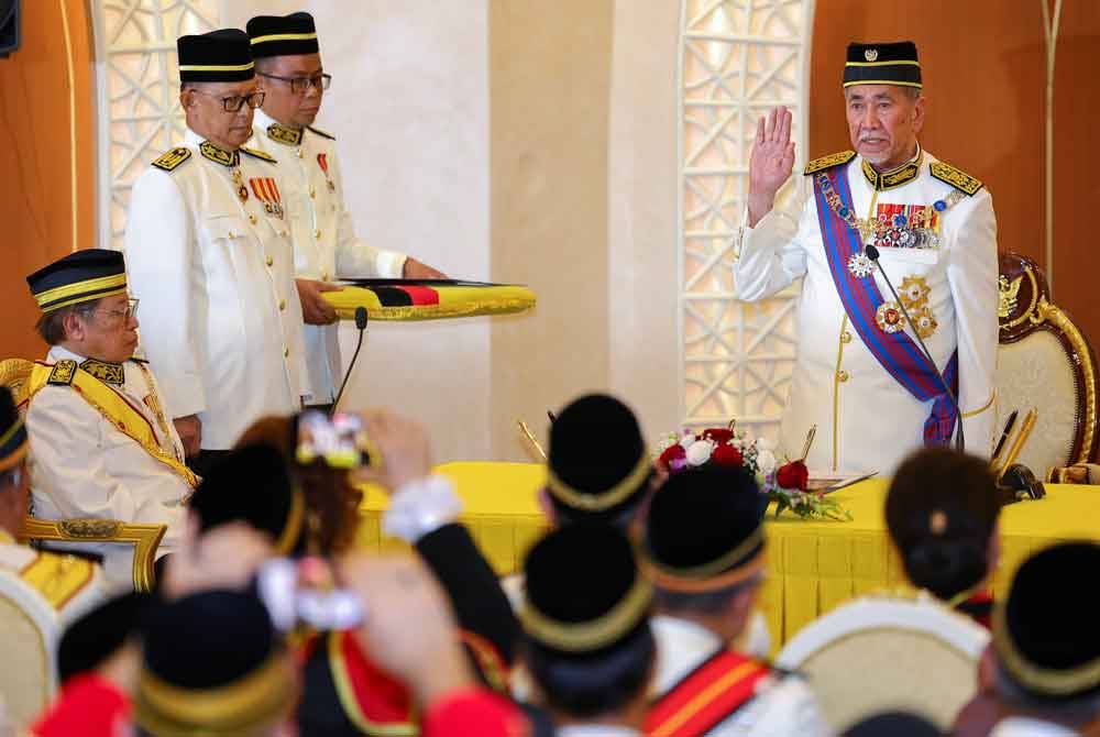 Tun Dr Wan Junaidi Tuanku Jaafar pada Isnin mengangkat sumpah sebagai Yang di-Pertua Negeri pada Istiadat Angkat Sumpah Pelantikan di Dewan Undangan Negeri (DUN) Sarawak di sini. Foto Bernama