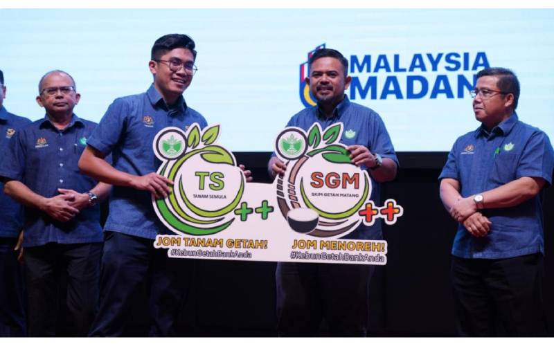  Pengerusi RISDA, Manndzri menyampaikan hadiah kepada pencipta logo TS++ dan SGM++ kepada Muhammad Firdaus Shamsul Bahrin pada majlis Amanat Pengerusi RISDA Tahun 2024 di Ibu Pejabat RISDA pada Isnin.