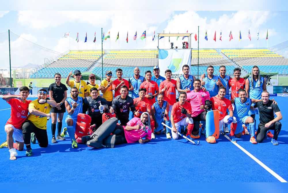 Skuad negara (jersi merah) bersama pemain Fiji selepas aksi terakhir Kumpulan D Kejohanan Hoki 5s Piala Dunia di Oman pada Isnin. Foto FB MHC