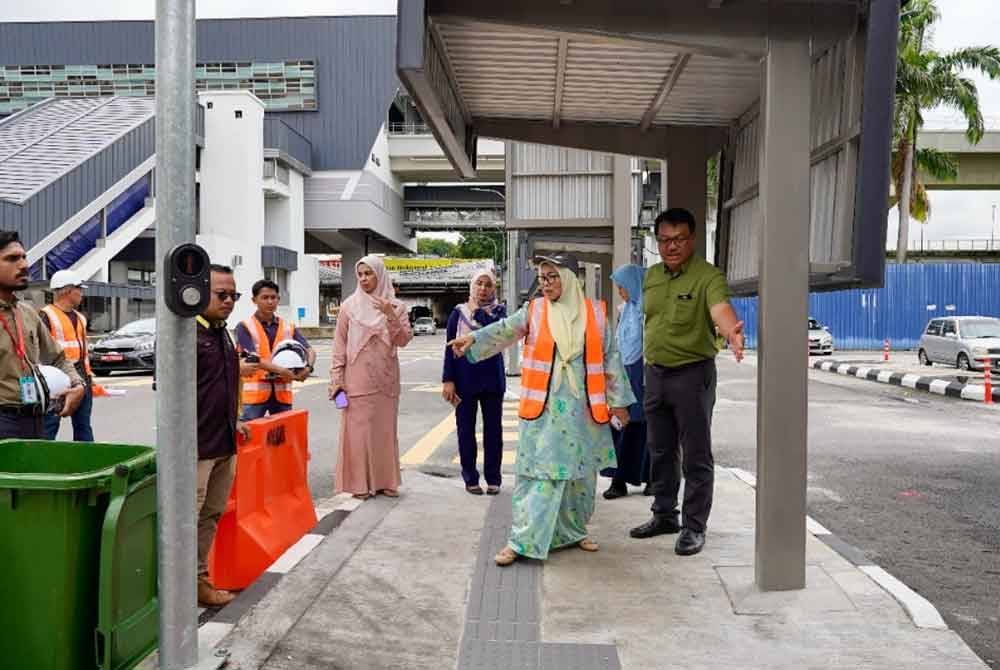 Datuk Bandar Klang, Datin Paduka Noraini Roslan (depan, dua dari kanan) meninjau kerja-kerja menaik taraf pejalan kaki dan pencahayaan sekitar bandar Klang.