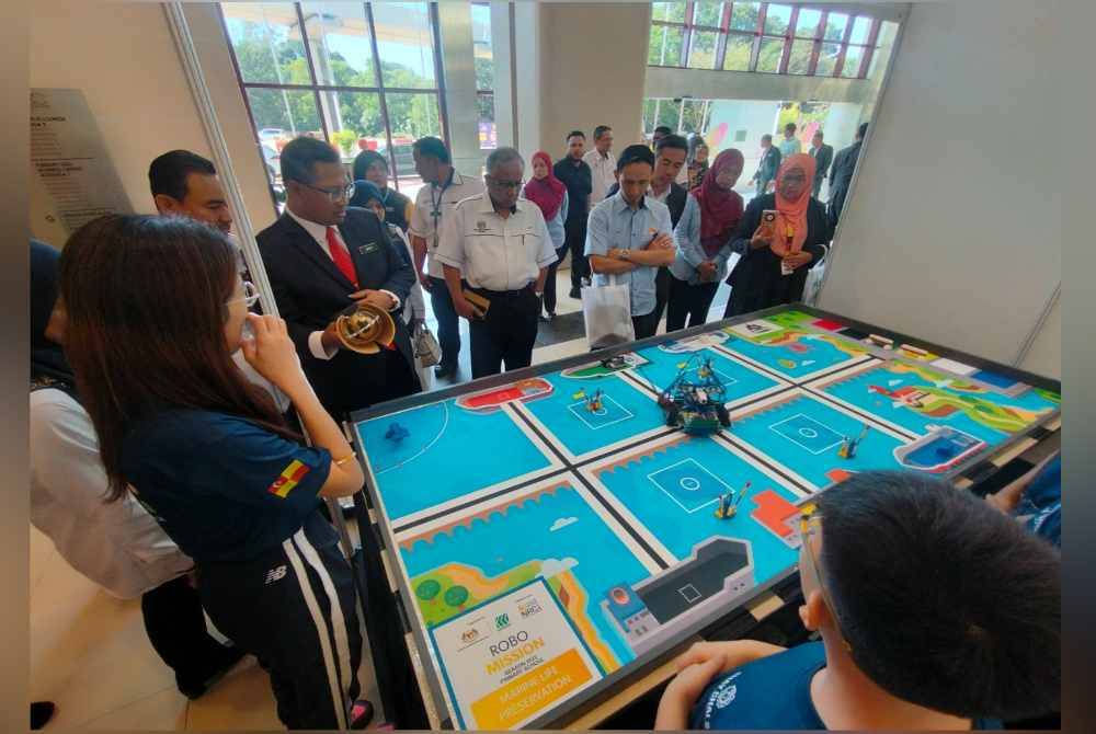 Mohamad Zahri (tiga kiri) melawat ruang pameran pada Program Tekad Pendidikan #KitaSelangor di Pusat Konvensyen Shah Alam pada Isnin.