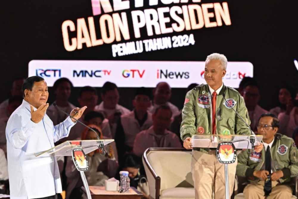 Calon presiden, Prabowo Subianti (kiri) dan Ganjar Pranowo (kanan) hadir dalam debat Pilpres kali keempat di Jakarta. AFP