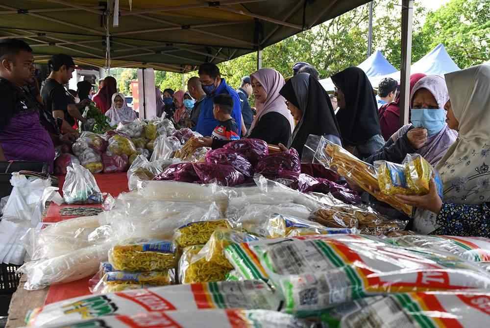 Penerima STR menyifatkan sumbangan itu dapat meringankan beban perbelanjaan keperluan harian mereka dalam situasi kos sara hidup masa kini. Gambar hiasan.