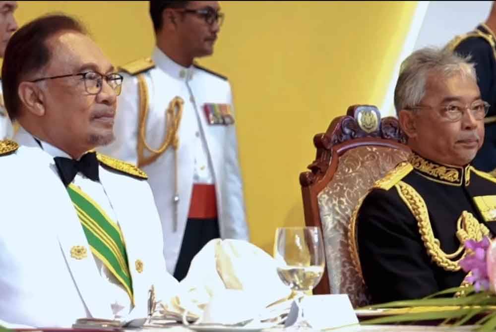 Anwar (kiri) menyifatkan tempoh pemerintahan Al-Sultan Abdullah (kanan) sebagai satu lembaran sejarah baharu dan unik dalam mendepani pelbagai cabaran. Foto Facebook rasmi Anwar Ibrahim