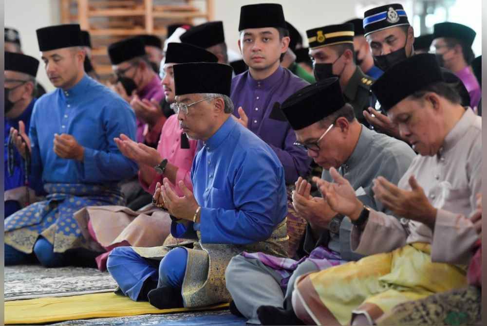 Seri Paduka Baginda bersama Pemangku Raja Pahang, Tengku Hassanal Ibrahim Alam Shah dan Menteri Besar, Datuk Seri Wan Rosdy Wan Ismail menunaikan solat Jumaat di Masjid Al-Sultan Abdullah Ri’ayatuddin Al-Mustafa Billah Shah di Maran.