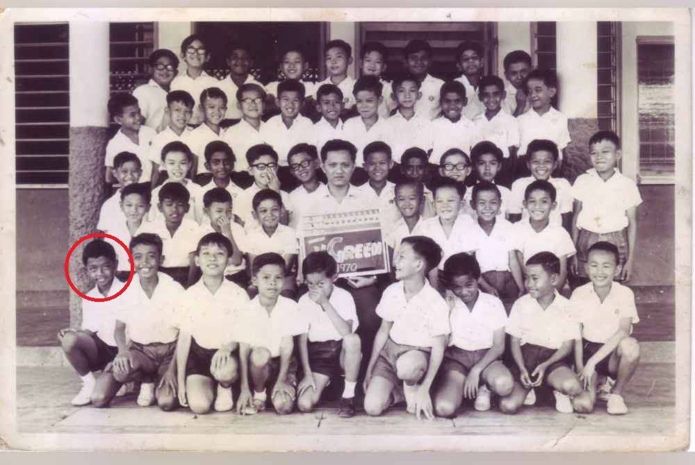 Sultan Abdullah (depan, kiri) bersama rakan sekelasnya ketika Darjah 5 di Sekolah St Thomas, Kuantan pada tahun 1970. Foto ihsan Dr James