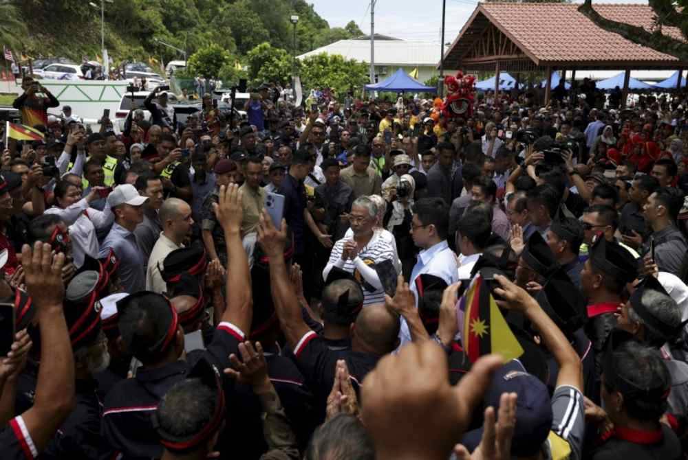 Kehadiran Al-Sultan Abdullah dan Tunku Azizah di Sabah dan Sarawak ketika Kembara Kenali Borneo pada September tahun lalu membuktikan baginda berdua disayangi rakyat jelata. Foto Bernama