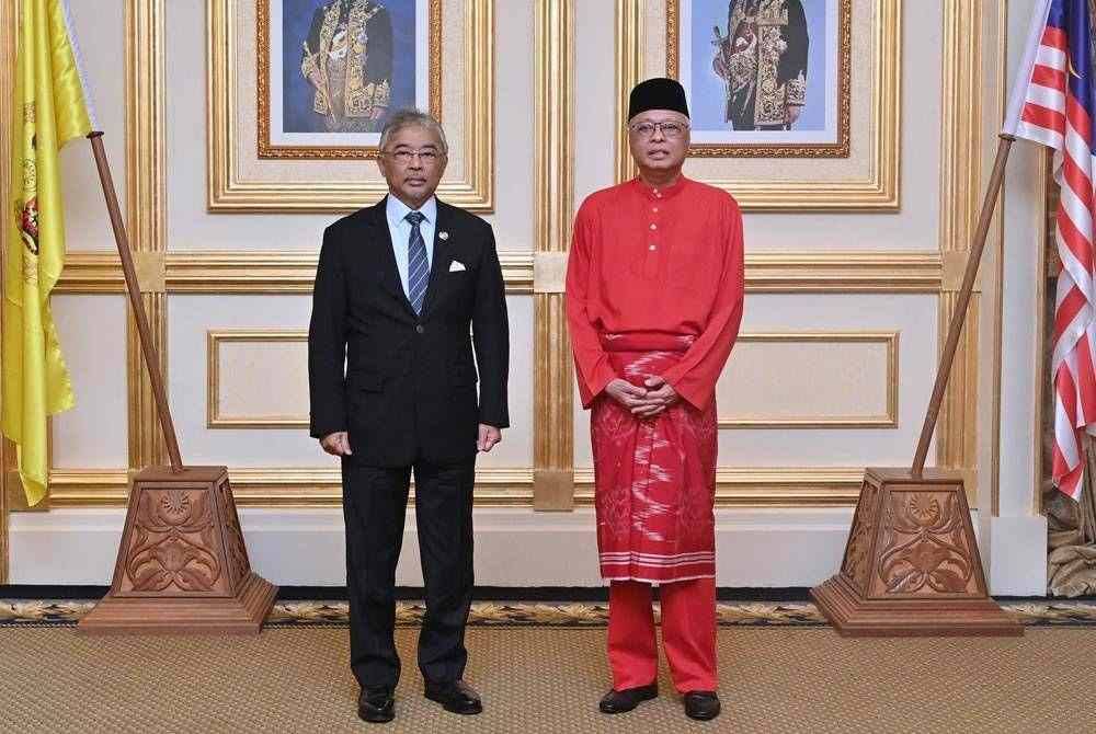 Ismail Sabri (kanan) bergambar bersama Al-Sultan Abdullah.