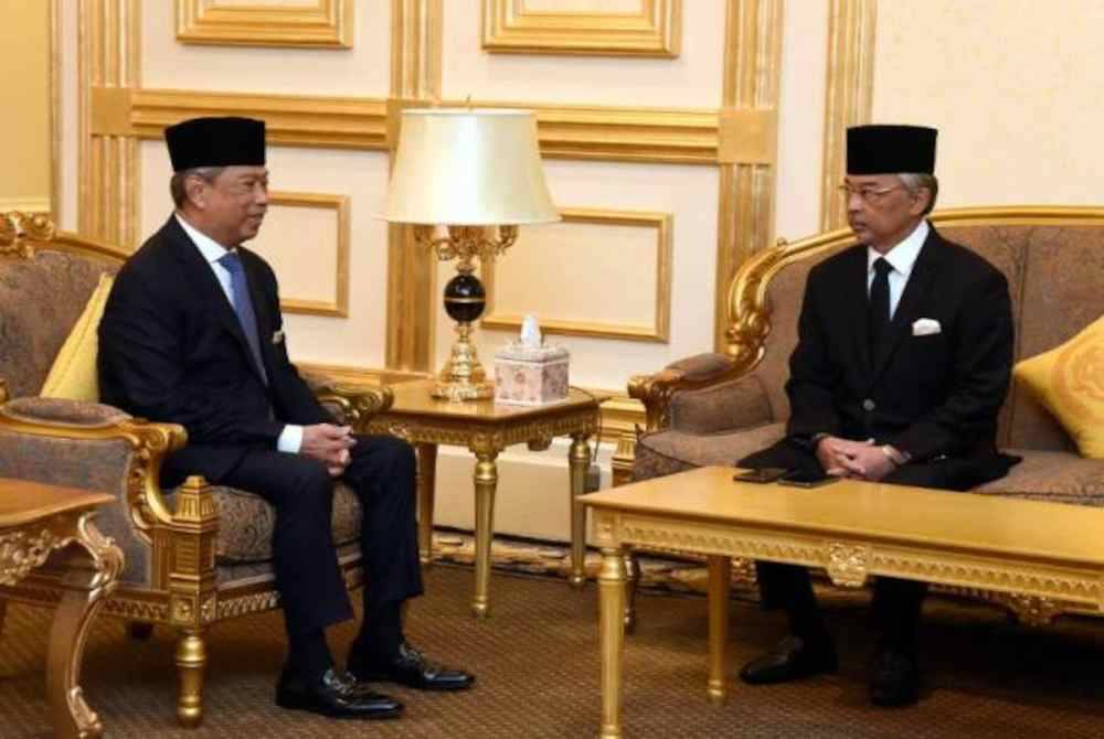 
Al-Sultan Abdullah berkenan menerima menghadap Muhyiddin untuk mesyuarat pra-Kabinet di Istana Negara, Kuala Lumpur. Foto Bernama