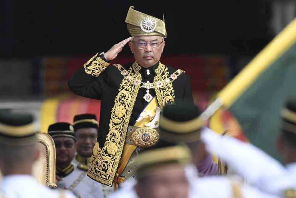 
Al-Sultan Abdullah ketika ditabalkan sebagai Yang di-Pertuan Agong ke-16.