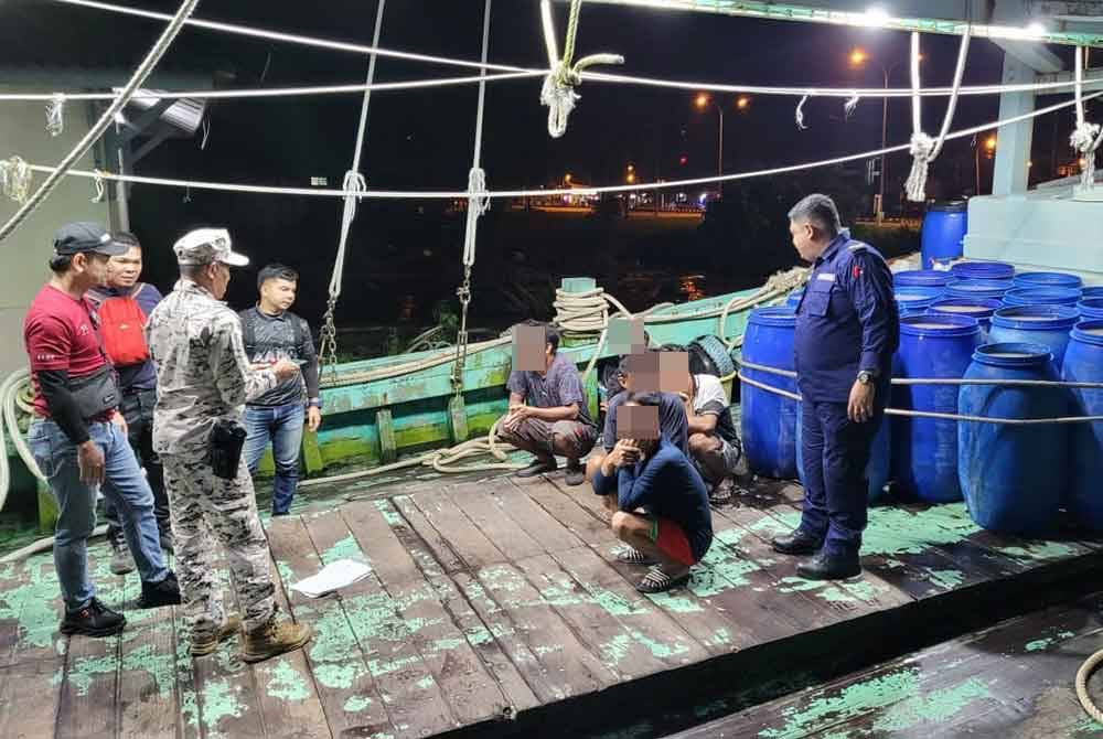 Anggota maritim melakukan pemeriksaan terhadap nelayan di Jeti LKIM, Endau, Mersing pada Ahad.