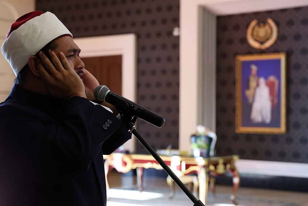 Pembantu Pegawai Agama di Istana Negara Mohd Mustafidurrohman Mohd Syahroni melaungkan azan mengiringi keberangkatan balik Al-Sultan Abdullah Ri&#039;ayatuddin Al-Mustafa Billah Shah yang menamatkan pemerintahan sebagai Yang di-Pertuan Agong ke-16 hari ini. Foto Bernama