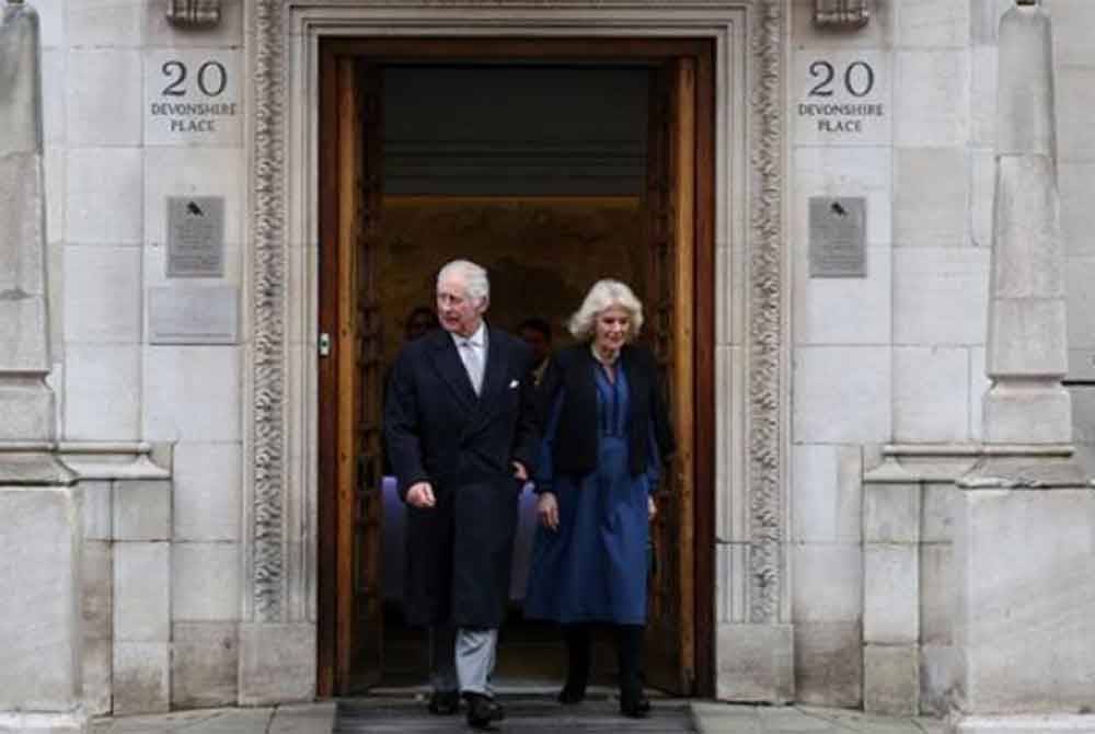 Raja Charles III ditemani isterinya, Ratu Camilla meninggalkan pusat perubatan London pada Isnin, selepas menjalani rawatan prostat. Foto REUTERS