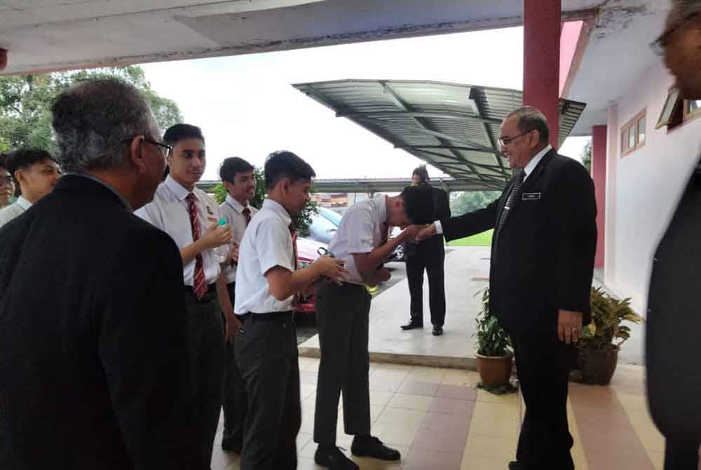 Pelajar SMK Dato&#039; Ahmad Maher bersalaman dengan Zamri (kiri) ketika tinjauan sebelum peperiksaan SPM.