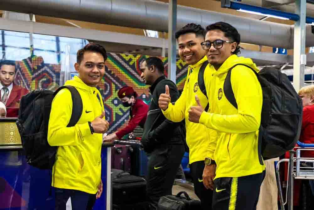 Skuad FAM eRimau di KLIA, Sepang sebelum berlepas ke Doha, Qatar bagi menghadapi AFC eAsian Cup bermula 1 hingga 5 Februari 2024. Foto Bernama