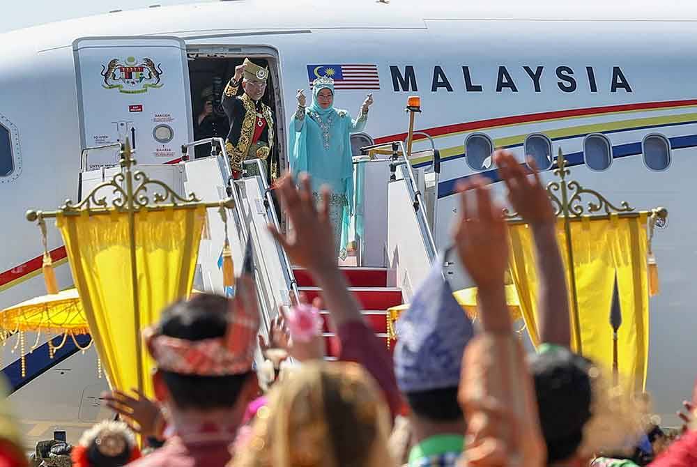 Yang di-Pertuan Agong Al-Sultan Abdullah Ri&#039;ayatuddin Al-Mustafa Billah Shah dan Raja Permaisuri Agong Tunku Azizah Aminah Maimunah Iskandariah menghargai rakyat sebelum berlepas pulang pada Istiadat Keberangkatan Balik Yang di-Pertuan Agong ke-16 di Kompleks Bunga Raya, Lapangan Terbang Antarabangsa Kuala Lumpur (KLIA), hari ini. Foto Bernama