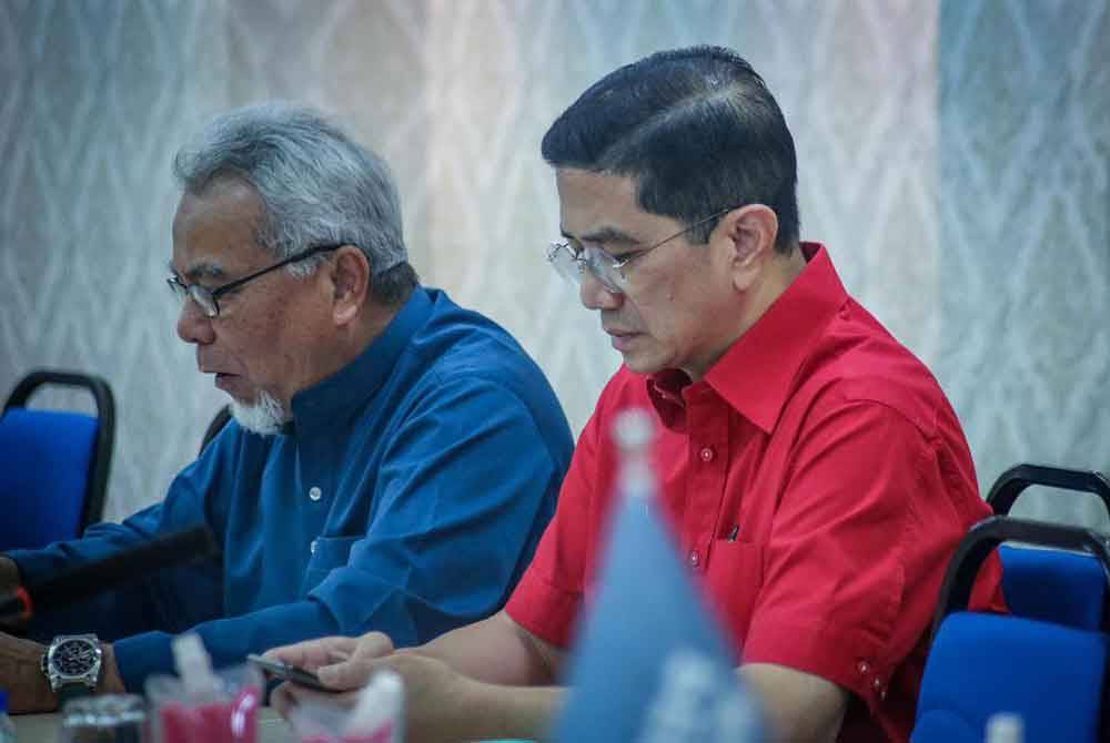 Azmin (kanan) sewaktu Mesyuarat Khas Majlis Pimpinan Tertinggi (MPT) Bersatu pada Ahad.