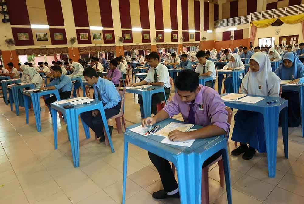 Pelajar-pelajar Sijil Pelajaran Malaysia (SPM) 2023 menduduki peperiksaan Bahasa Melayu Kertas Satu di Sekolah Menengah Ayer Hitam, pada Selasa. Foto Bernama