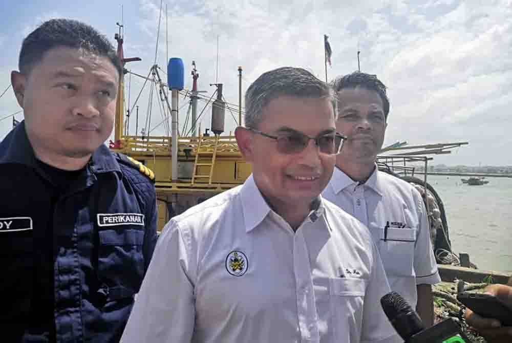 Azman (tengah) ketika ditemui pemberita selepas melakukan tinjauan di Pelabuhan Chendering.