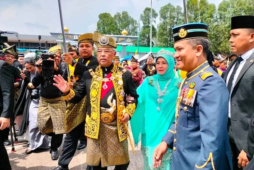 Al-Sultan Abdullah dan Tunku Azizah ketika Istiadat Balik Seri Paduka Baginda Yang di-Pertuan Agong ke 16 di dataran PU Kuantan pada Selasa.