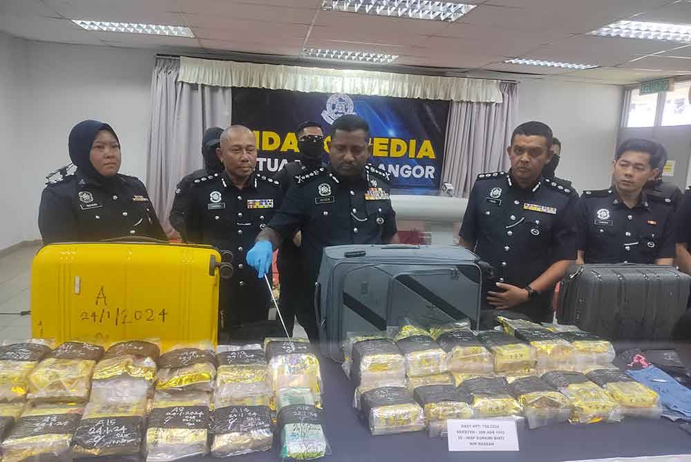 Hussein (tengah) menunjukkan dadah jenis methamphetamine bernilai RM1.2 juta di Sepang, Selangor pada 24 Januari lalu.