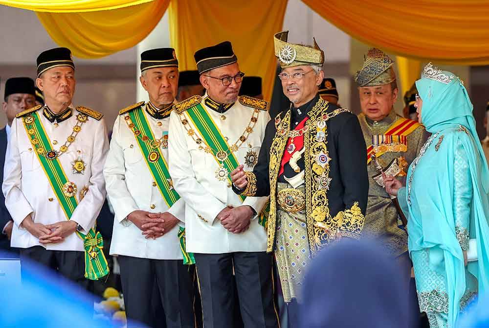 Yang di-Pertuan Agong Al-Sultan Abdullah Ri&#039;ayatuddin Al-Mustafa Billah Shah bersama Raja Permaisuri Agong Tunku Azizah Aminah Maimunah Iskandariah pada Istiadat Keberangkatan Balik Yang di-Pertuan Agong ke-16 di Kompleks Bunga Raya, Lapangan Terbang Antarabangsa Kuala Lumpur (KLIA), pada Sealsa. Turut hadir Perdana Menteri, Datuk Seri Anwar Ibrahim serta Timbalan Perdana Menteri, Datuk Seri Dr Ahmad Zahid Hamidi dan Datuk Seri Fadillah Yusof. Foto Bernama