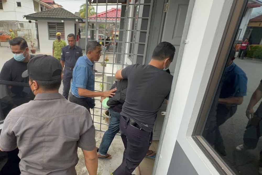 Seorang pegawai polis berpangkat inspektor direman seminggu bermula Selasa bagi membantu siasatan selepas disyaki merogol saksi yang dipanggil untuk membantu siasatan di pejabatnya di IPD Tumpat pada Ahad.