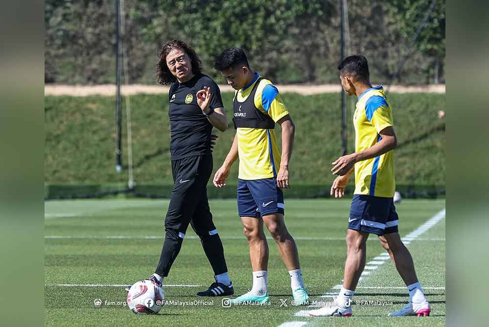 Pan-gon (kiri) ketika mengendalikan sesi latihan pada Piala Asia di Qatar, baru-baru ini.