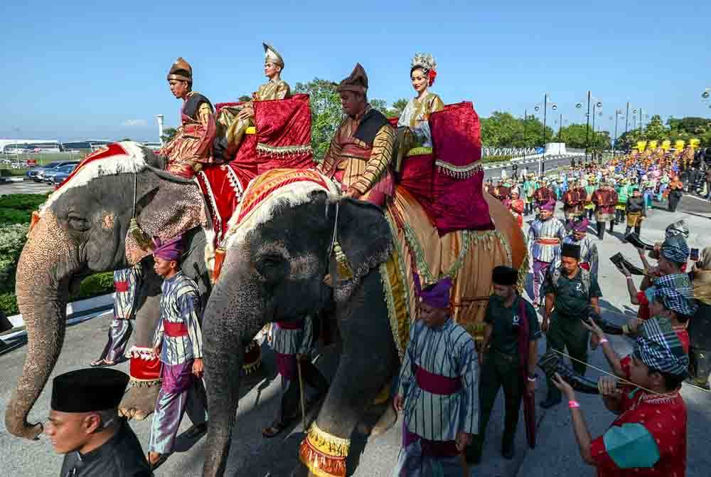 Dua ekor gajah, Myan Thon Pian dan Rambai (kanan) mengepalai perarakan menyambut ketibaan Yang di-Pertuan Agong Al-Sultan Abdullah Ri&#039;ayatuddin Al-Mustafa Billah Shah dan Raja Permaisuri Agong Tunku Azizah Aminah Maimunah Iskandariah pada Istiadat Keberangkatan Balik Yang di-Pertuan Agong Ke-16 di Kompleks Bunga Raya, Lapangan Terbang Antarabangsa Kuala Lumpur (KLIA), pada Selasa. Foto Bernama