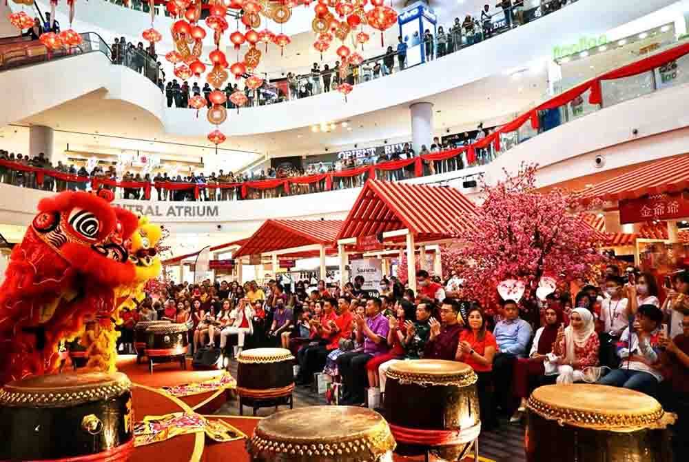 Persembahan kumpulan tarian singa yang memenangi anugerah Hong Teik’ Lion Dance and Dragon Dance Association menanti kedatangan pengunjung.