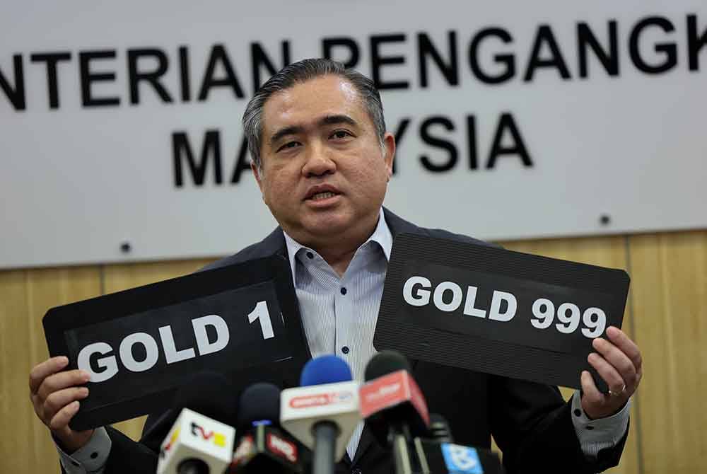 Anthony menunjukkan antara nombor istimewa siri GOLD yang ditawarkan sempena sambutan jubli emas Hari Wilayah Persekutuan ke-50. Foto Bernama