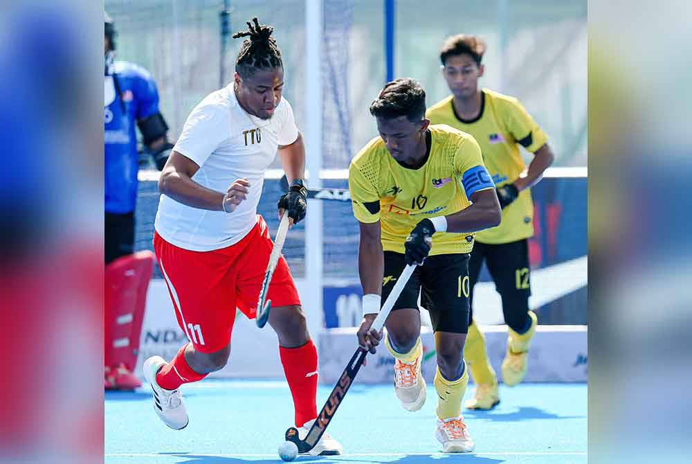 Akhimullah Anuar berusaha meloloskan diri dari kawalan pemain Trininad & Tobago pada aksi suku akhir di Muscat, Oman. - Foto: International Hockey Federation (FIH)