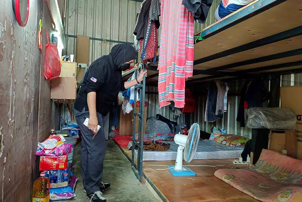 Naziyah memeriksa keadaan penginapan pekerja warga asing ketika operasi bersepadu di sebuah kilang perabot di Sungai Rambai pada Selasa. Foto Bernama