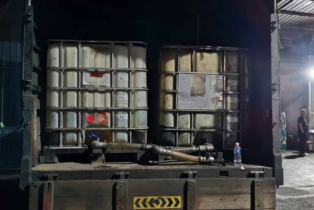 Dua tangki jenis IBC antara yang digunakan dalam kegiatan penyeludupan diesel bersubsidi berjumlah 81,400 liter di Kawasan Perindustrian Plentong, Masai, Johor Bahru pada Isnin