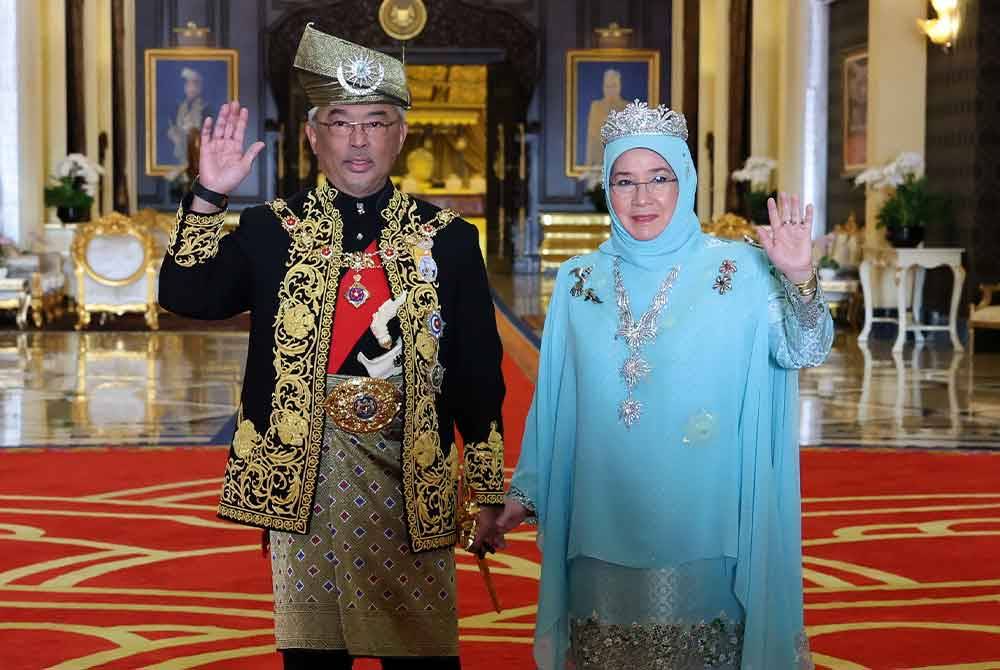 Al-Sultan Abdullah dan Tunku Azizah berangkat meninggalkan Istana Negara pada Istiadat Keberangkatan Balik Yang di-Pertuan Agong ke-16 pada Selasa. Foto Bernama