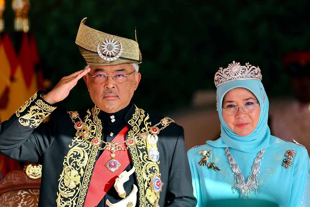 Al-Sultan Abdullah dan Tunku Azizah berkenan menerima tabik Hormat Diraja dari pasukan Kawalan Kehormatan Utama pada Istiadat Keberangkatan Balik Yang di-Pertuan Agong ke-16 di Dataran Parlimen pada Selasa. Foto Bernama