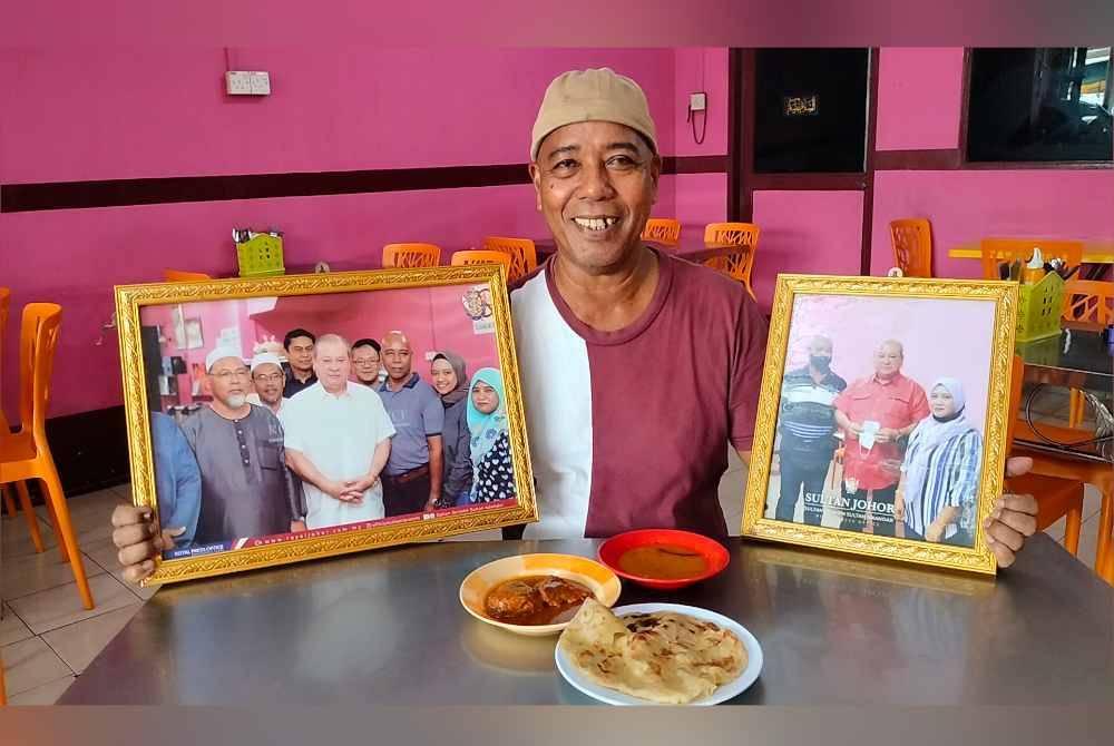 
Hassan menunjukkan gambar kenangan kehadiran Sultan Ibrahim ke restorannya di Muar.