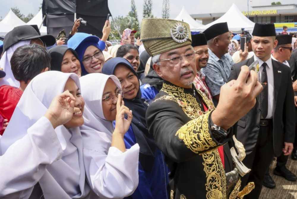 Al-Sultan Abdullah berkenan berswafoto bersama rakyat jelata di Kuantan pada Selasa. Foto Bernama