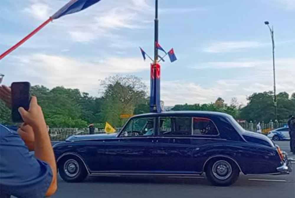 Kenderaan yang membawa Sultan Ibrahim meninggalkan Istana Bukit Serene menuju hangar diraja di Senai.